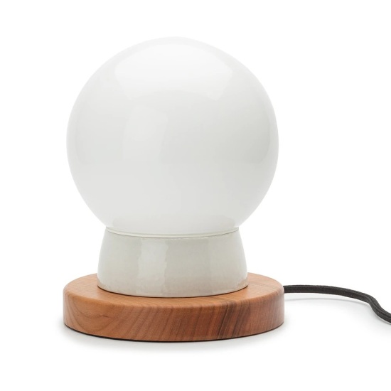 THPG 101852 Lampa cokołowa, porcelana biała, drewno wiśniowe, z kloszem kulistym opalowym