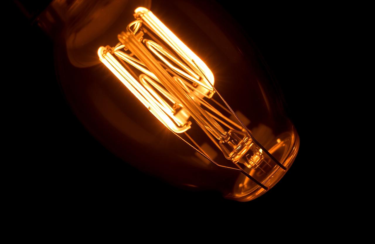 Przewodnik po żarówkach dekoracyjnych — Edison, LED, Filament